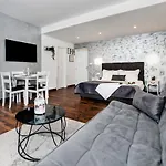 Deluxe A&a Apartment