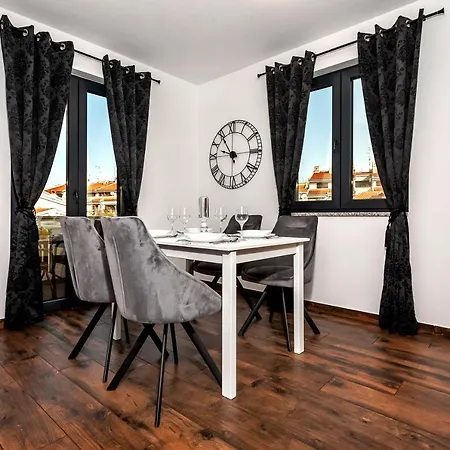 Deluxe A&a Apartment