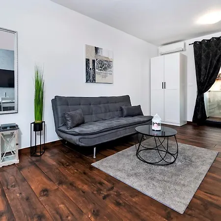 Deluxe A&a Apartment