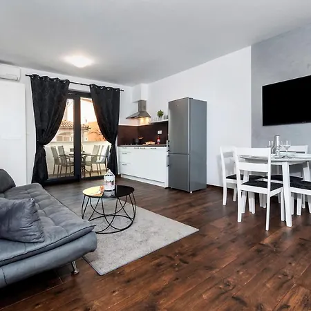 Deluxe A&a Apartment