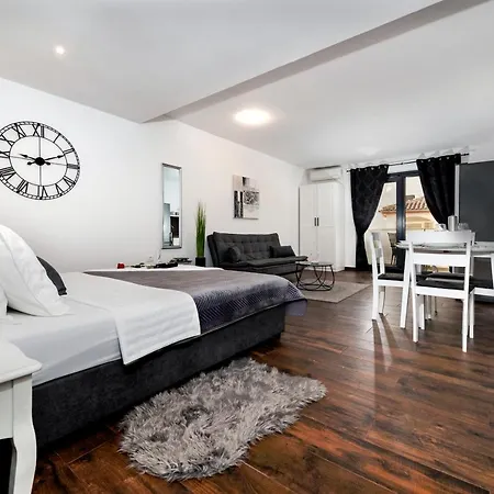 Deluxe A&a Apartment