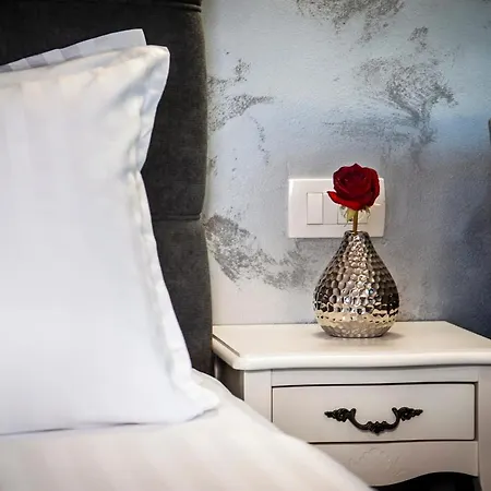 Deluxe A&a Apartment