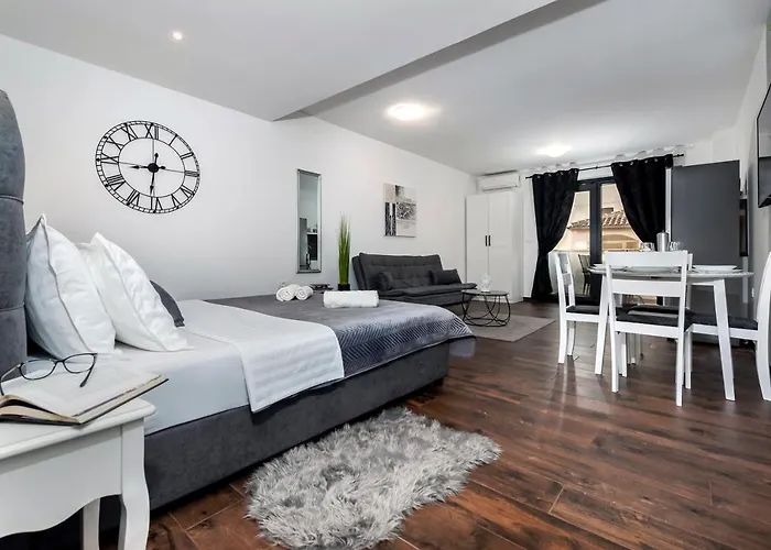 Deluxe A&a * Ровинь