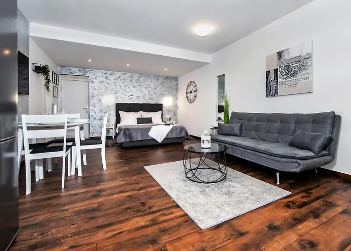 Deluxe A&a * Ровинь