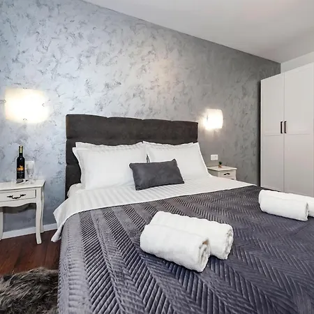 Deluxe A&a Apartment