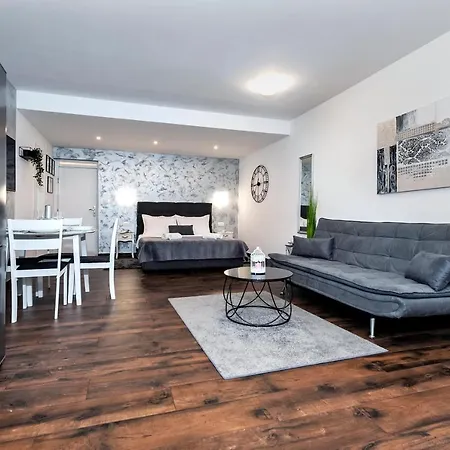Deluxe A&a Apartment