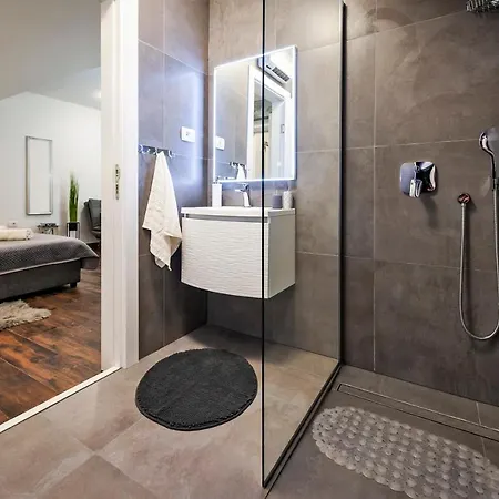 Deluxe A&a Apartment
