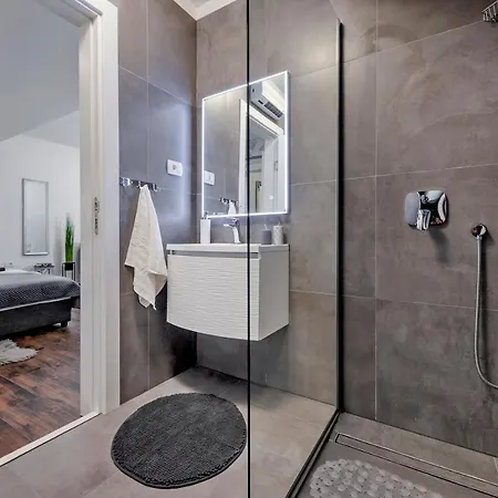 Deluxe A&a Apartment